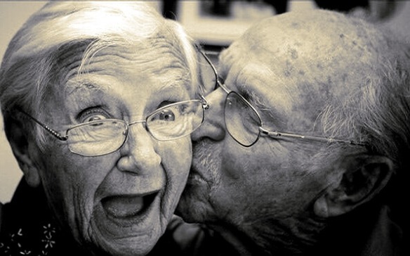 casal-idoso-se-beijando